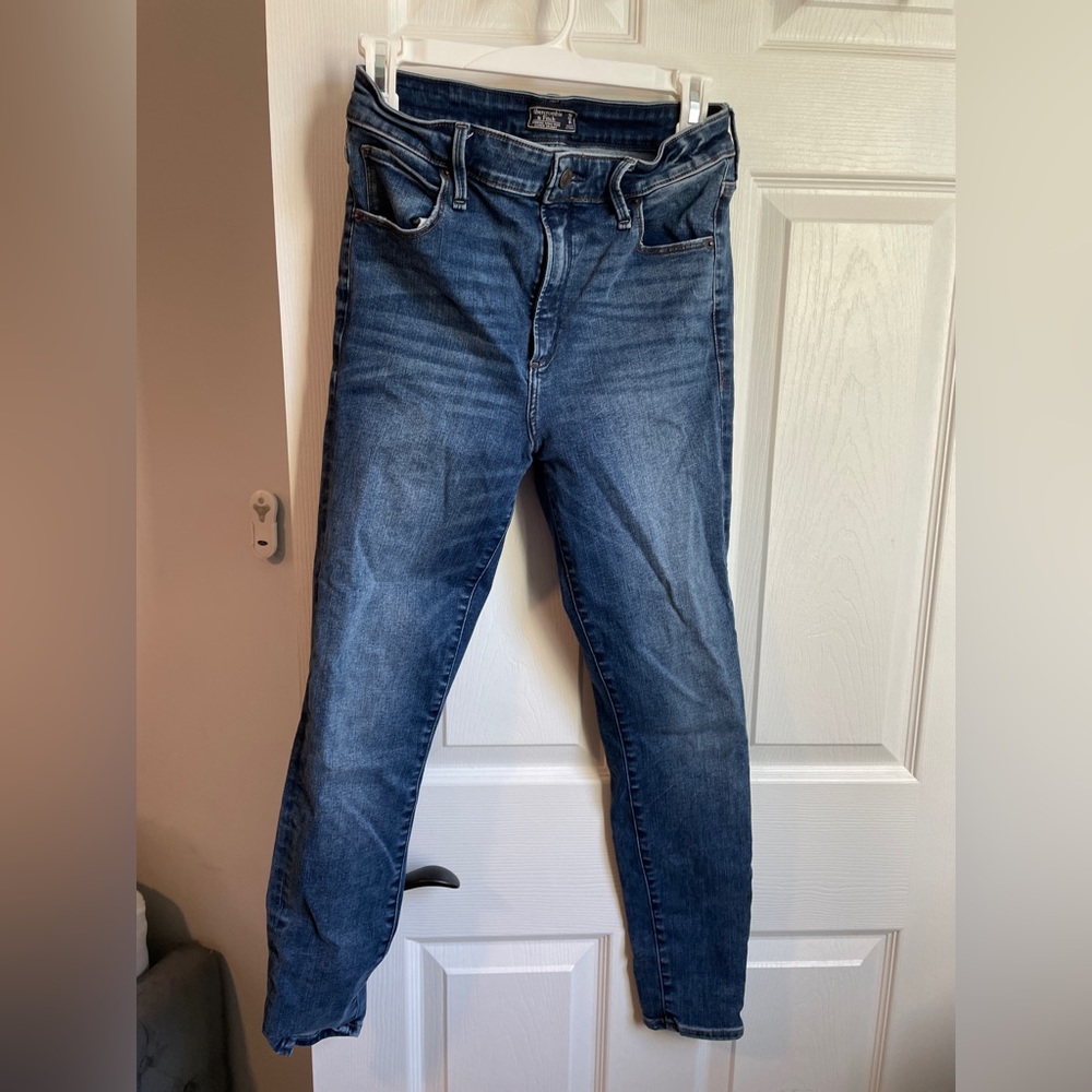 Abercrombie & Fitch High rise skinny jean, dark wash size 28/6s